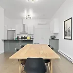 Modern And Cozy 2Bdr Near St-Hubert Plaza