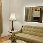 Sunny & Peaceful 1Br, Walk To Udm, Hec & Hospital