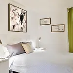100 Meters To Metro - Montcalm Apartments