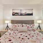 100 Meters To Metro - Montcalm Apartments