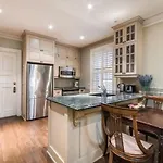 Super Beautiful Apartment Near Mcgill &Concordia University In Downtown