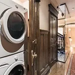 Super Beautiful Apartment Near Mcgill &Concordia University In Downtown