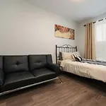 Spacious Townhouse With Rooftop Deck