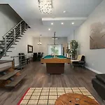 Spacious Townhouse With Rooftop Deck