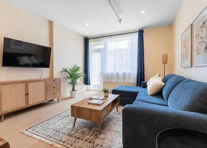 2Br Downtown Suite With Balcony