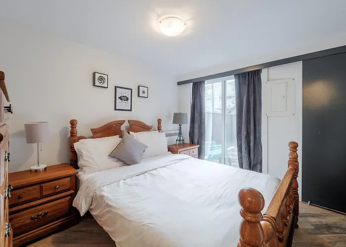 Chez Sarah: Montreal Themed Cozy Loft