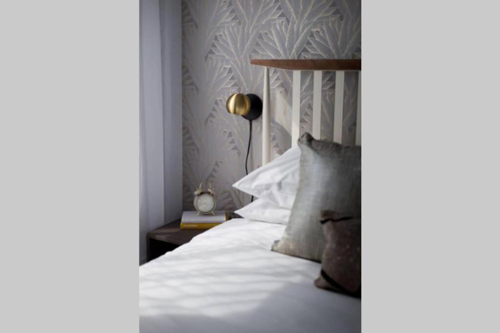 Wonderful In Little Italy With Full Bath By Den * Montreal