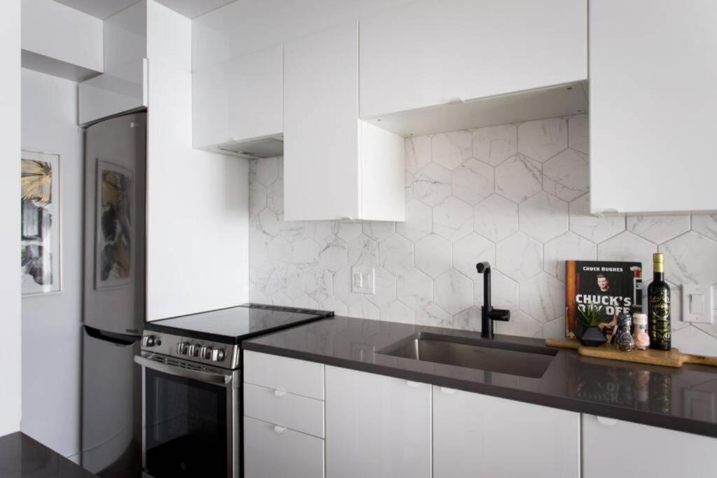 Wonderful In Little Italy With Full Bath By Den Apartment Montreal