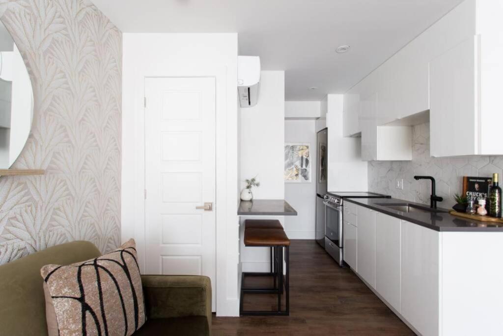 Apartment Wonderful In Little Italy With Full Bath By Den Montreal