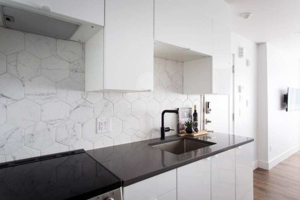 Apartment Wonderful In Little Italy With Full Bath By Den Montreal