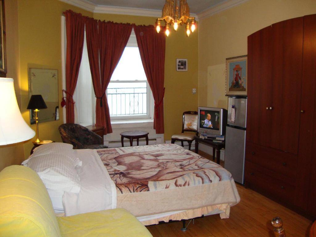 Hotel & Suites Place Des Arts Hotel Montreal