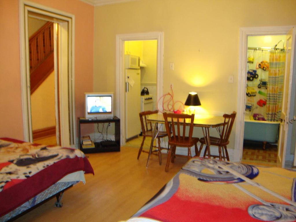 Hotel & Suites Place Des Arts 2*