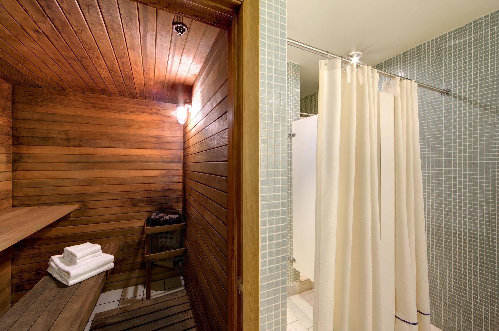 By Marriott Westmount Hotel 4*