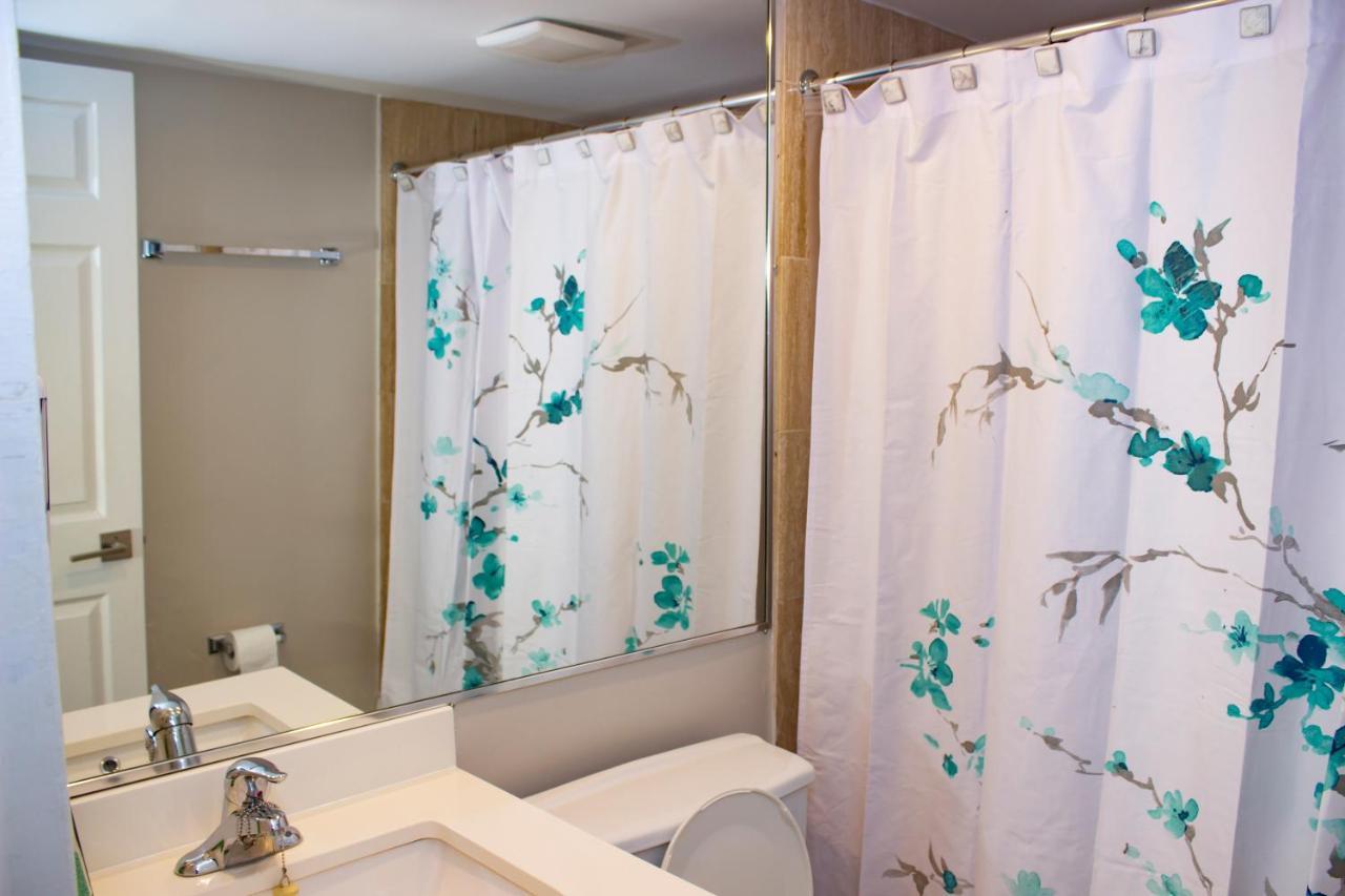 Shiny Spacious With Perfect View In Crescent Apartment Montreal
