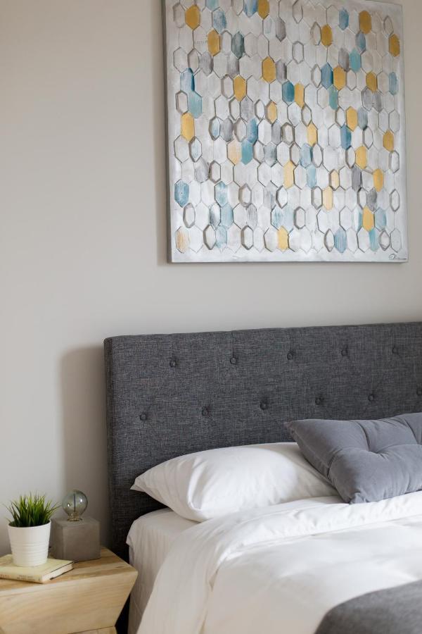 Trendy Little Italy 3 Bedroom By Den Apartment Montreal