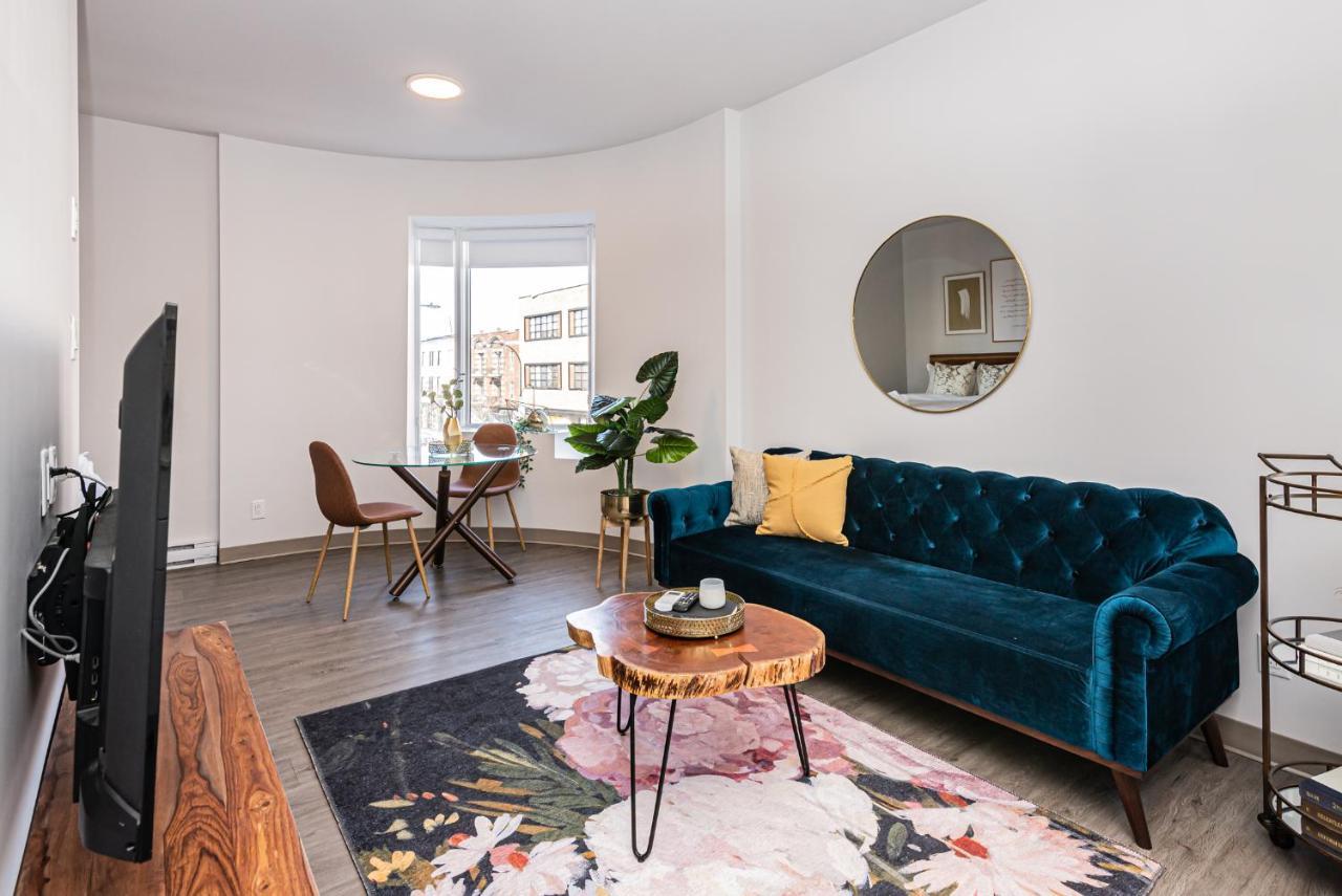 Huge New Flat Well Located Closed On St-denis Street By Den Apartment Montreal