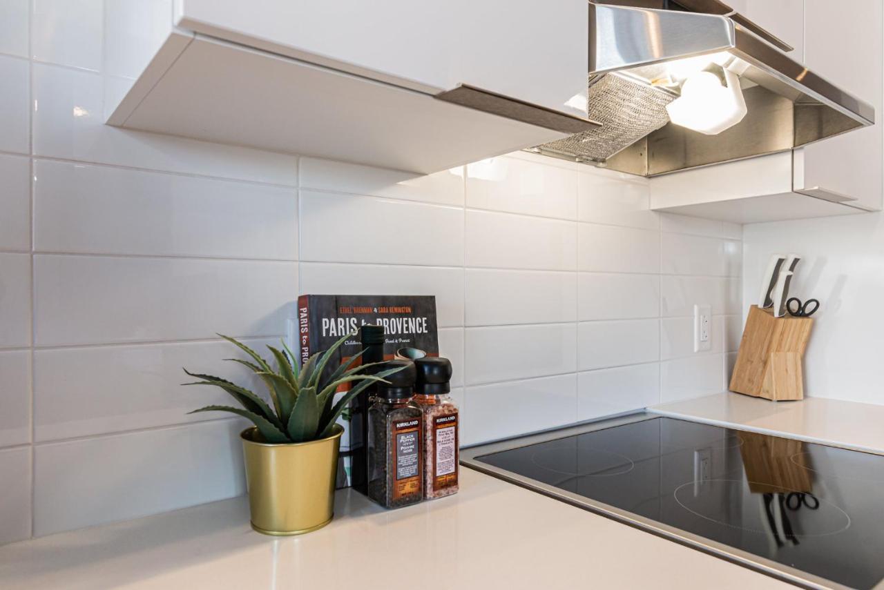 Huge New Flat Well Located Closed On St-denis Street By Den Apartment