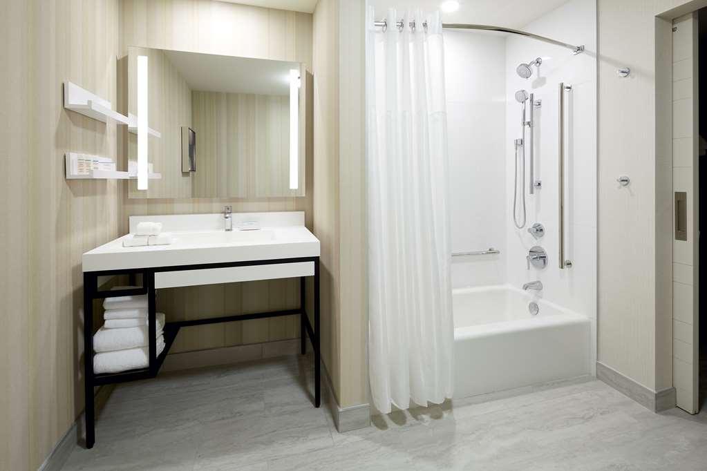 Hilton Garden Midtown, Quebec, Canada 4*