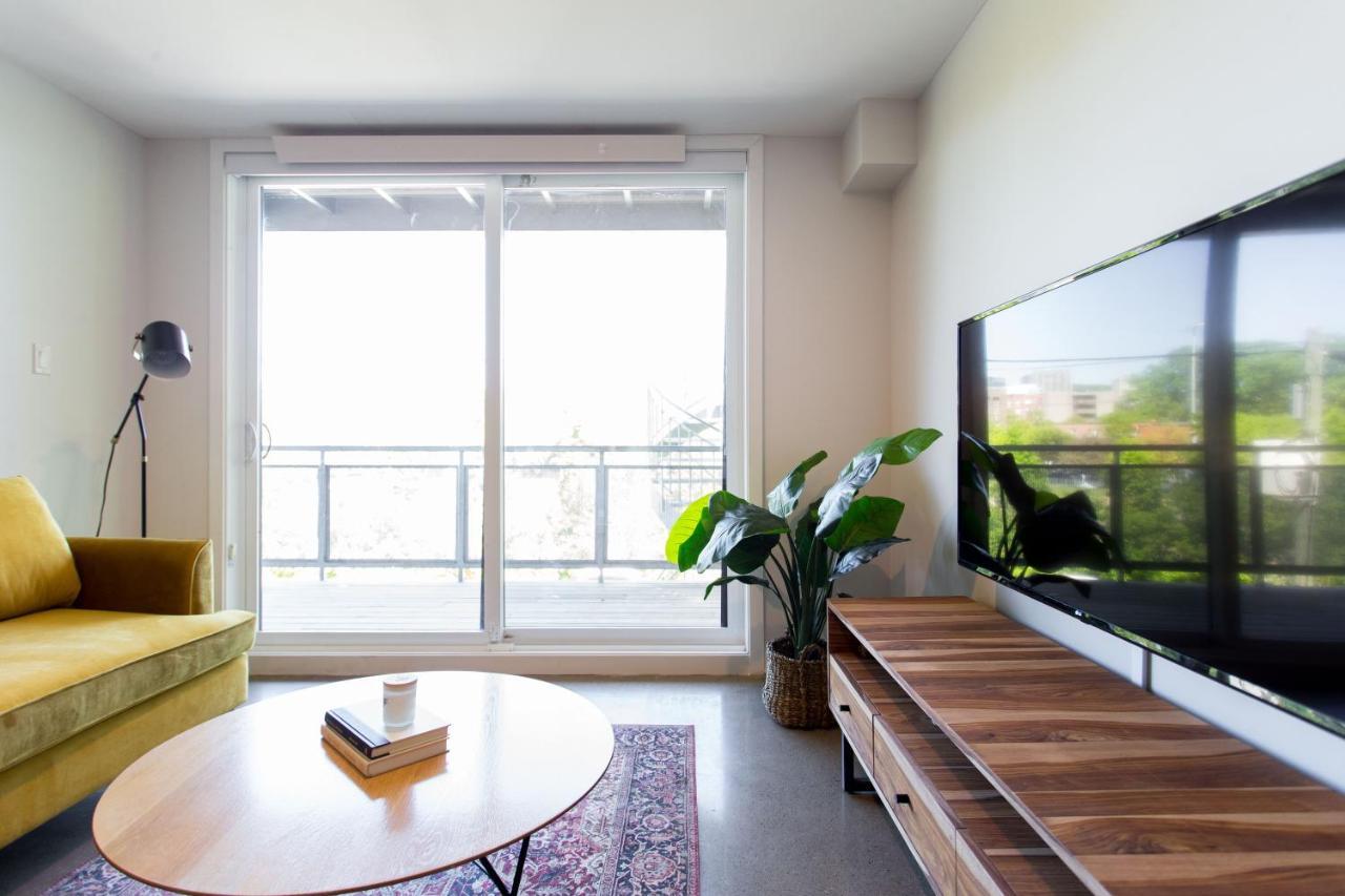 Apartment Huge & Swanky By Atwater Market By Den Stays