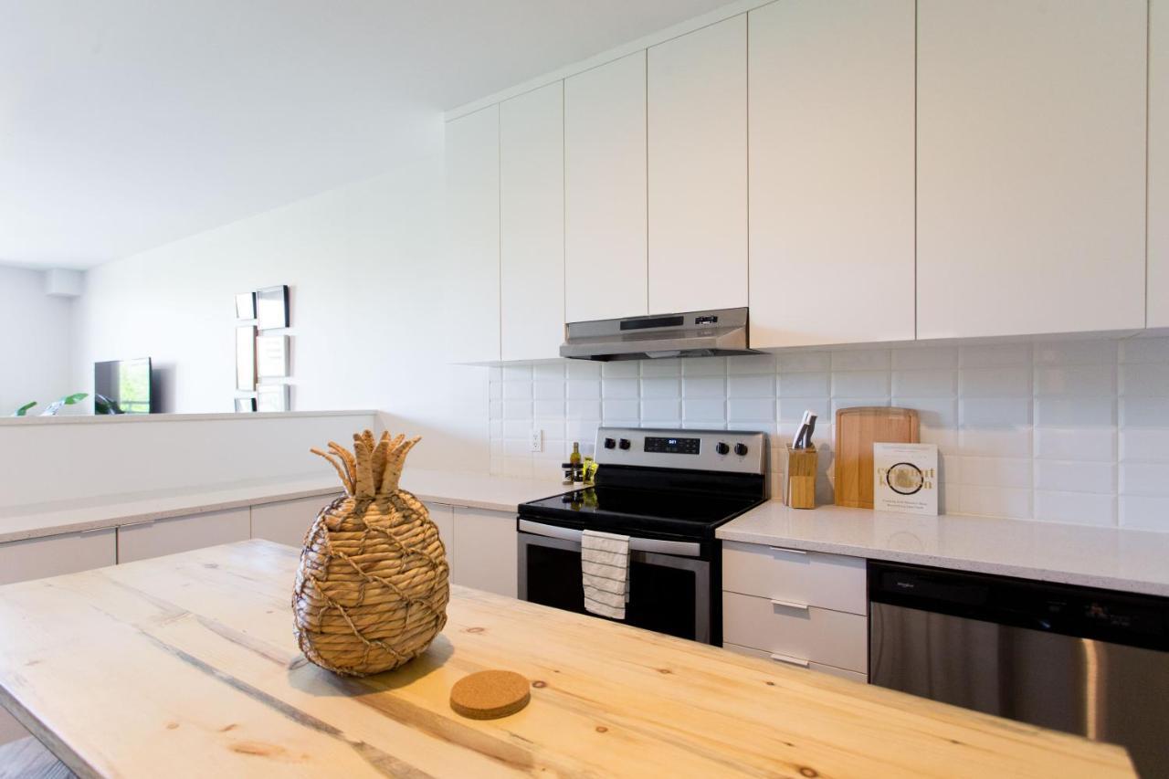 Apartment Huge & Swanky By Atwater Market By Den Stays