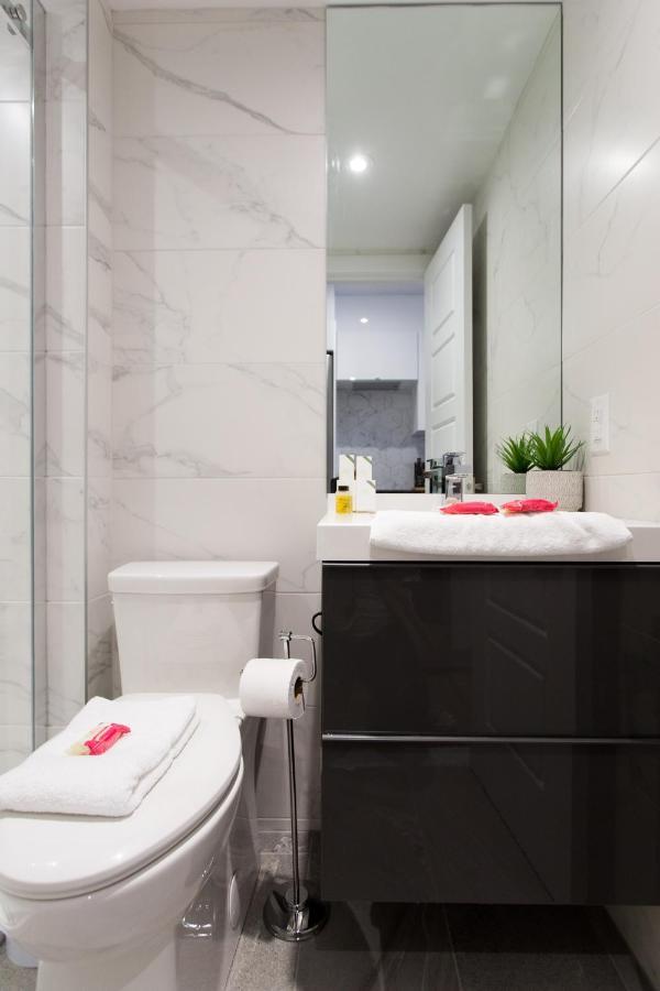 Blue Oasis With Full Kitchen And Bath By Den Montreal