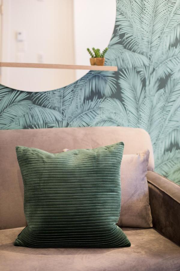 Palms Steps From Jeantalon Market Full Bath By Den *