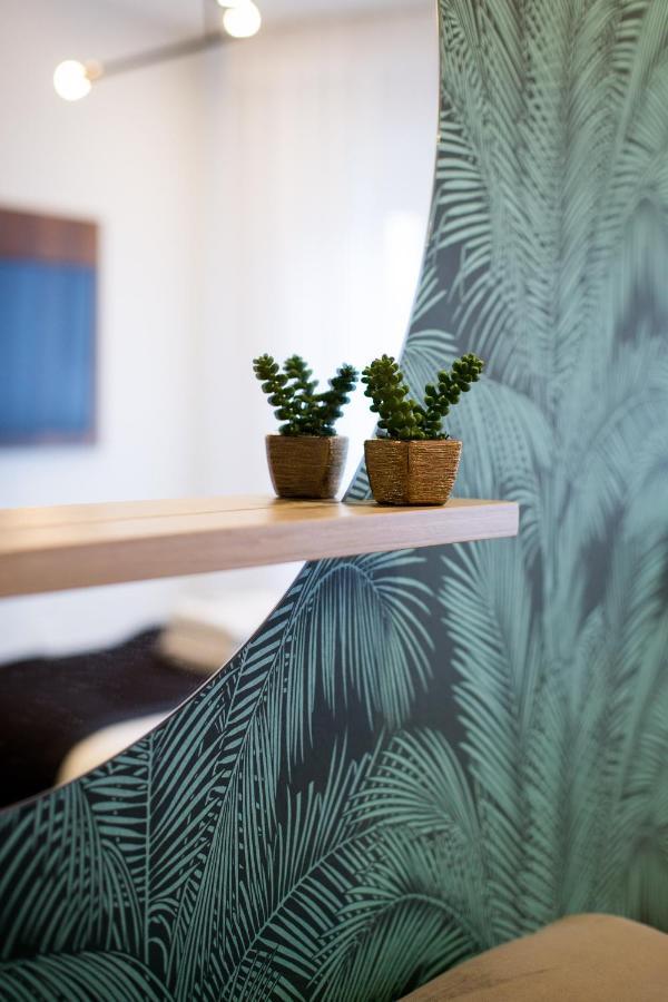 Palms Steps From Jeantalon Market Full Bath By Den * Montreal