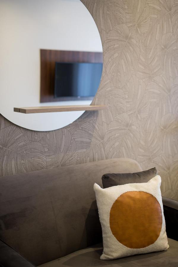 Romantic In The Heart Of Little Italy By Den Apartment *