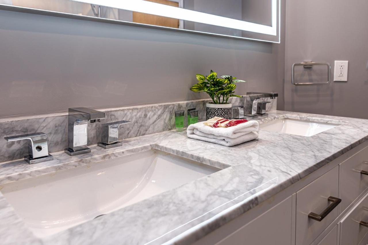 Family Friendly 3-bedroom Beauty In Le Plateau By Denstays