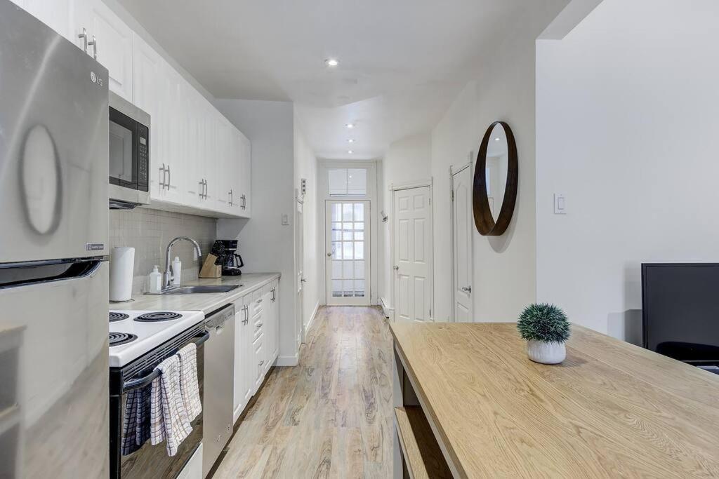 Apartment Sunny Getaway In Heart Of Montreal