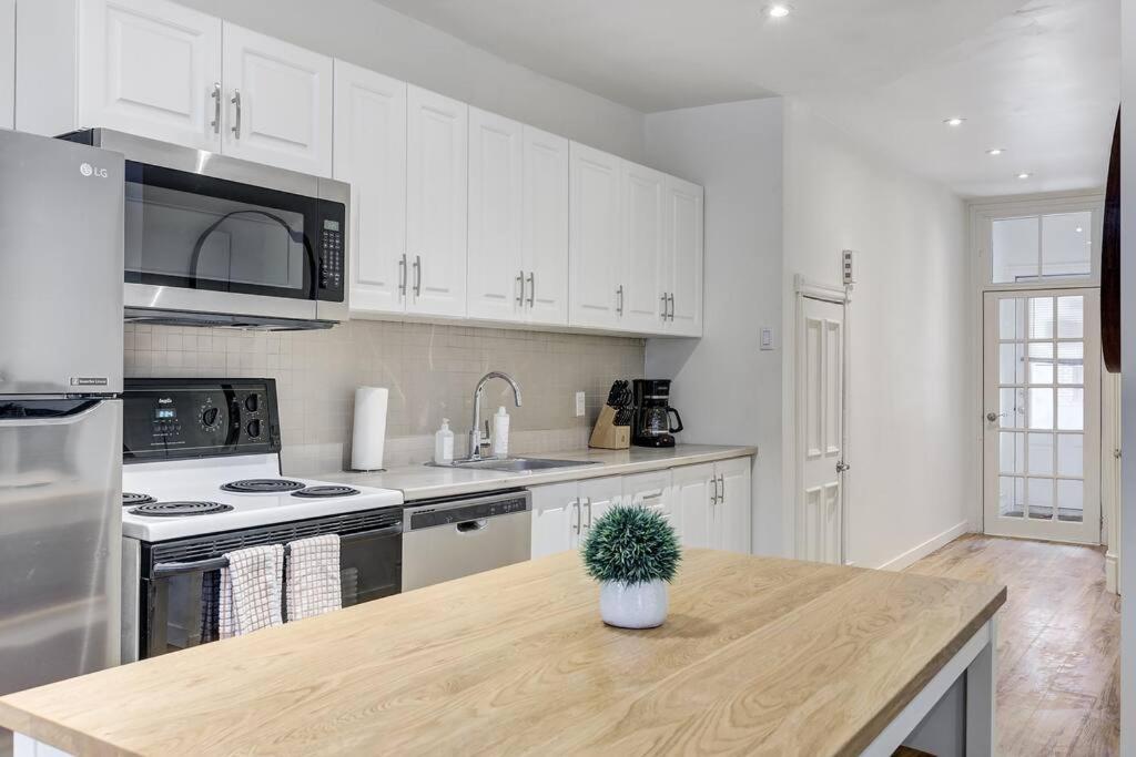 Apartment Sunny Getaway In Heart Of