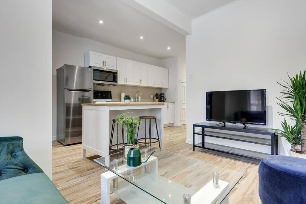 Sunny Getaway In Heart Of Apartment