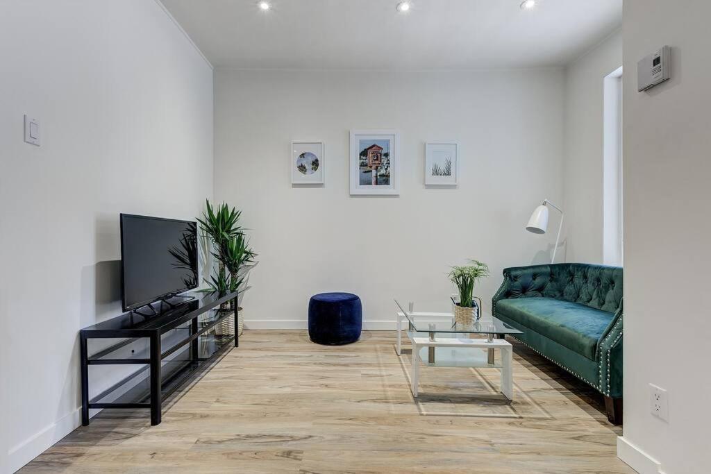 Apartment Sunny Getaway In Heart Of Montreal