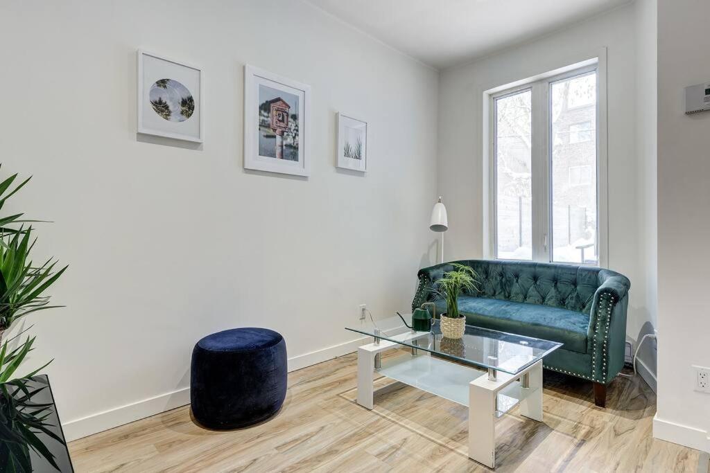 Apartment Sunny Getaway In Heart Of Montreal