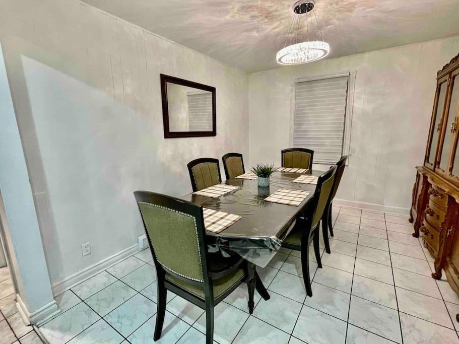 Villa Cozy Place Renovated In Saint Leonard Wifi+netflix Montreal