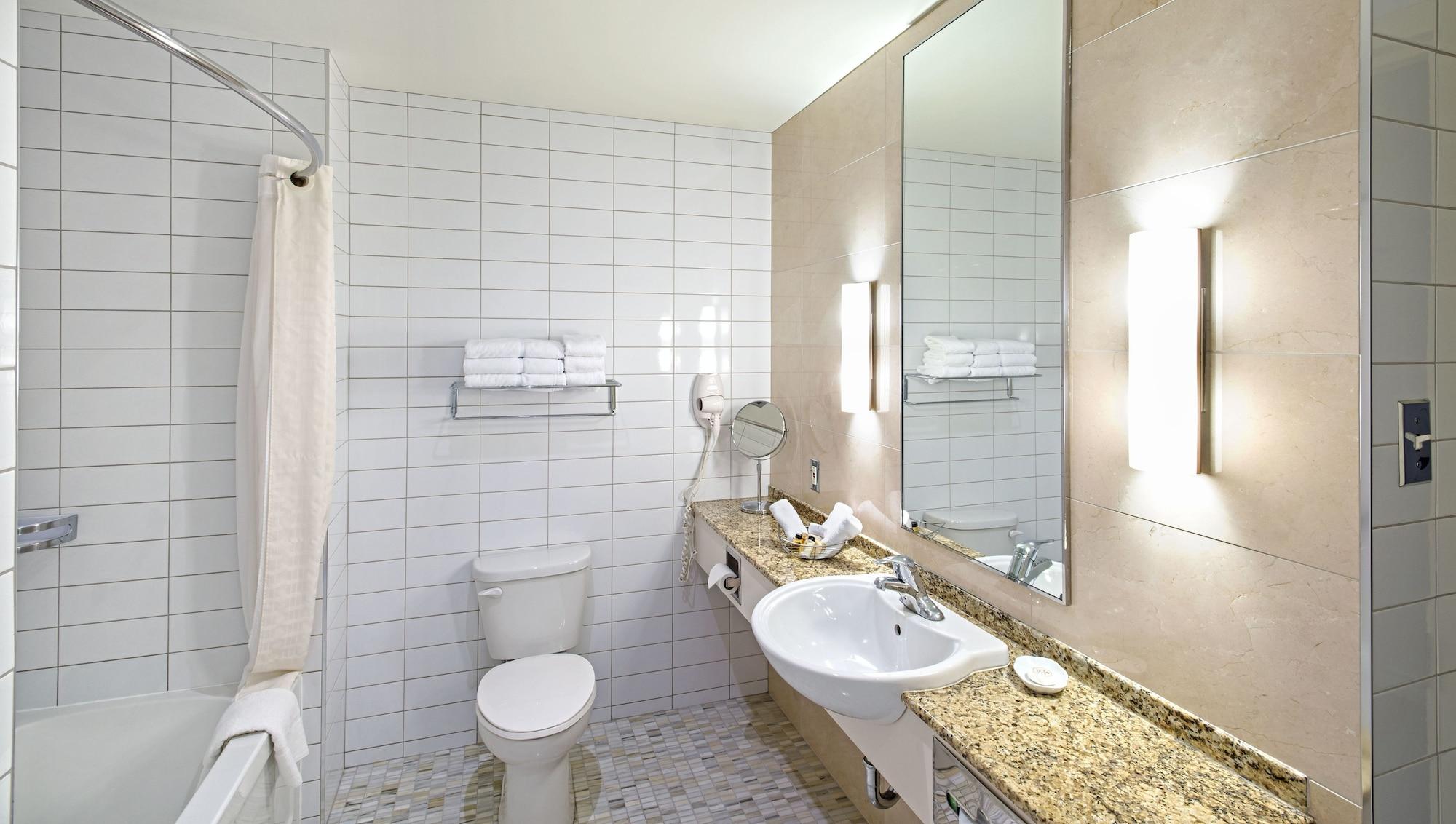 Le Square Phillips & 4* Montreal