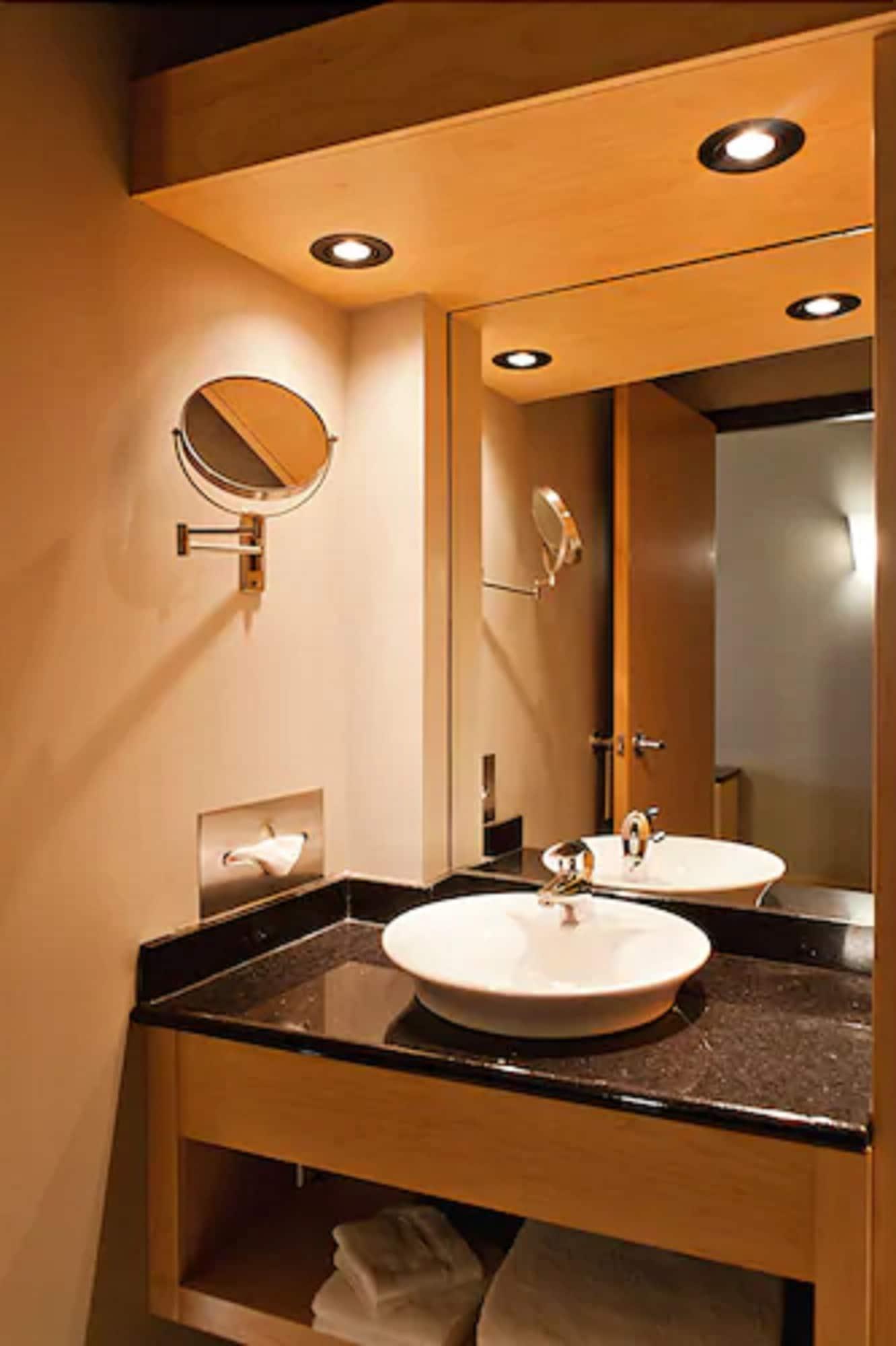 Le Dauphin Centre-ville Hotel Montreal