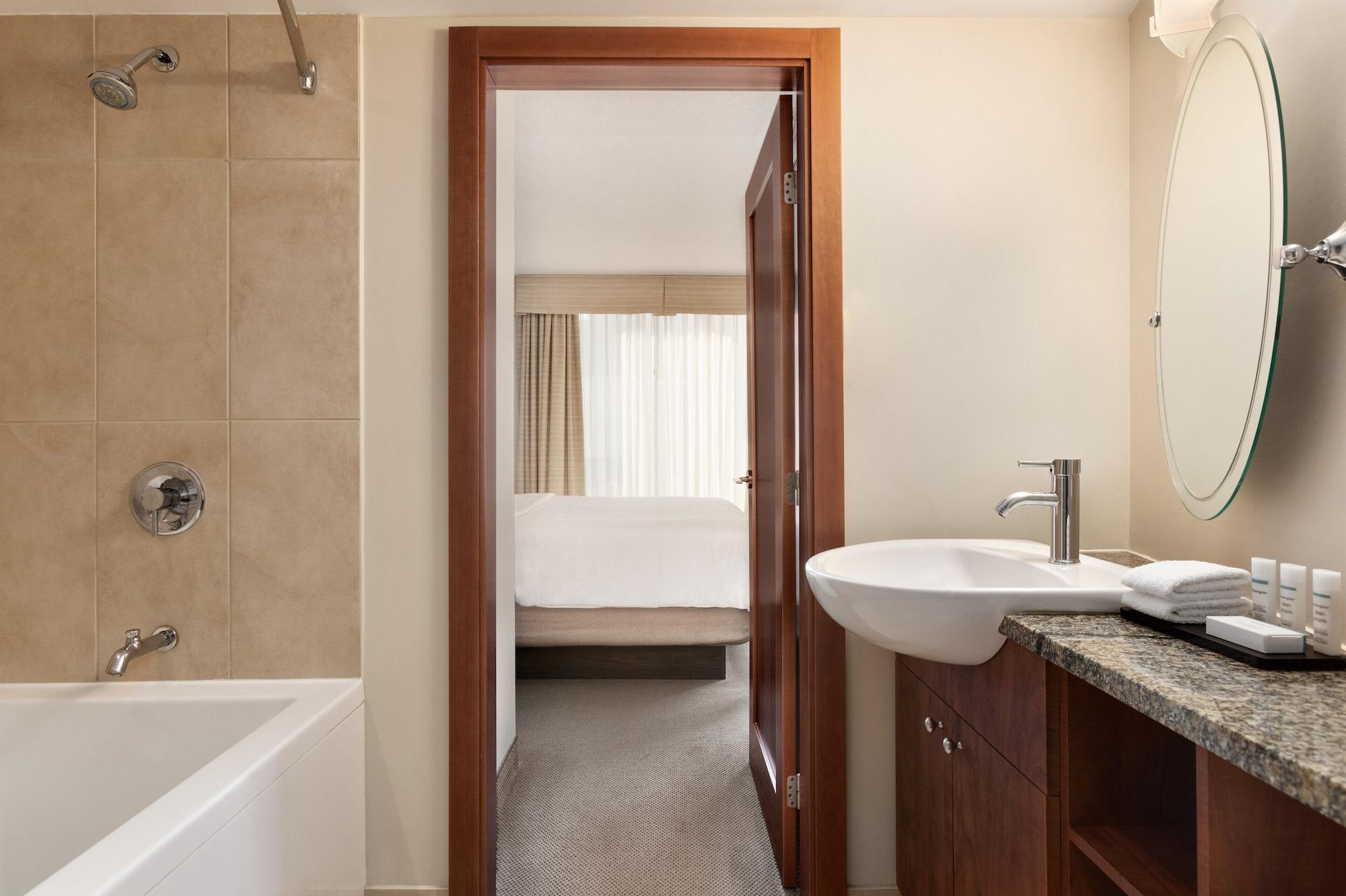 Embassy By Hilton - Montreal