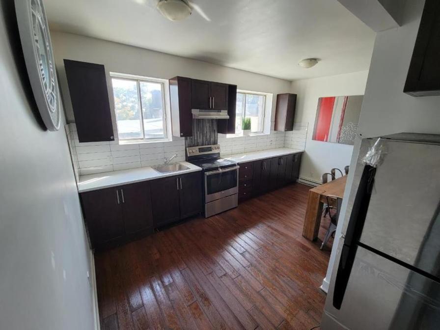 Full Kitchen / Metro Atwater / High Speed Internet Montreal
