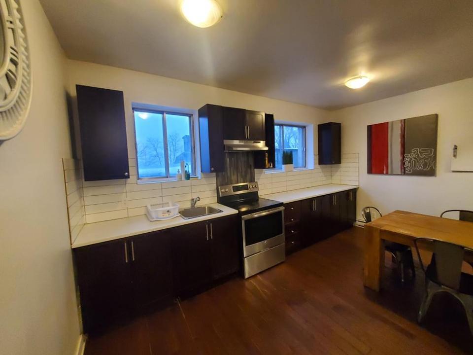 Full Kitchen / Metro Atwater / High Speed Internet