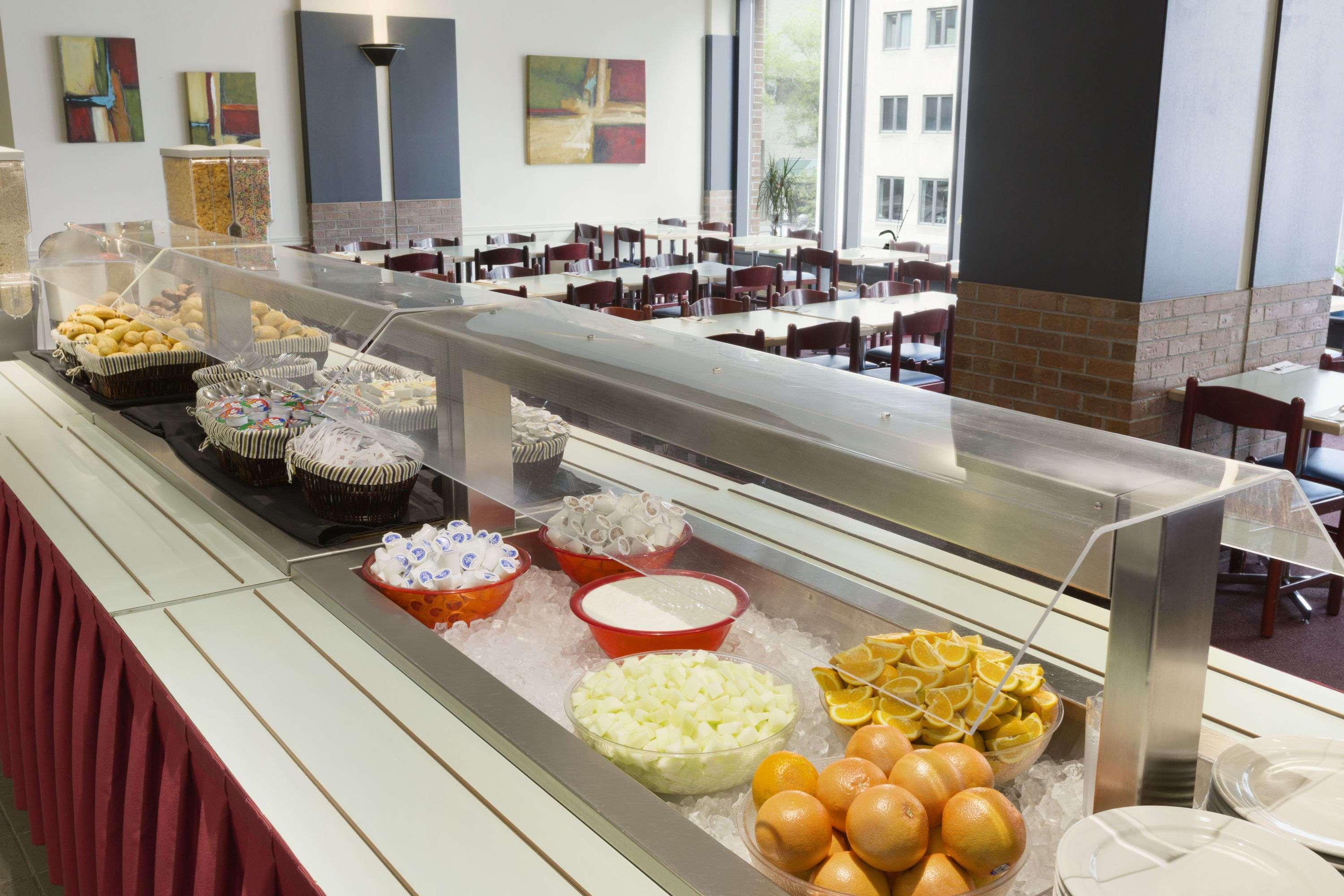 Travelodge By Wyndham Centre Hotel Montreal