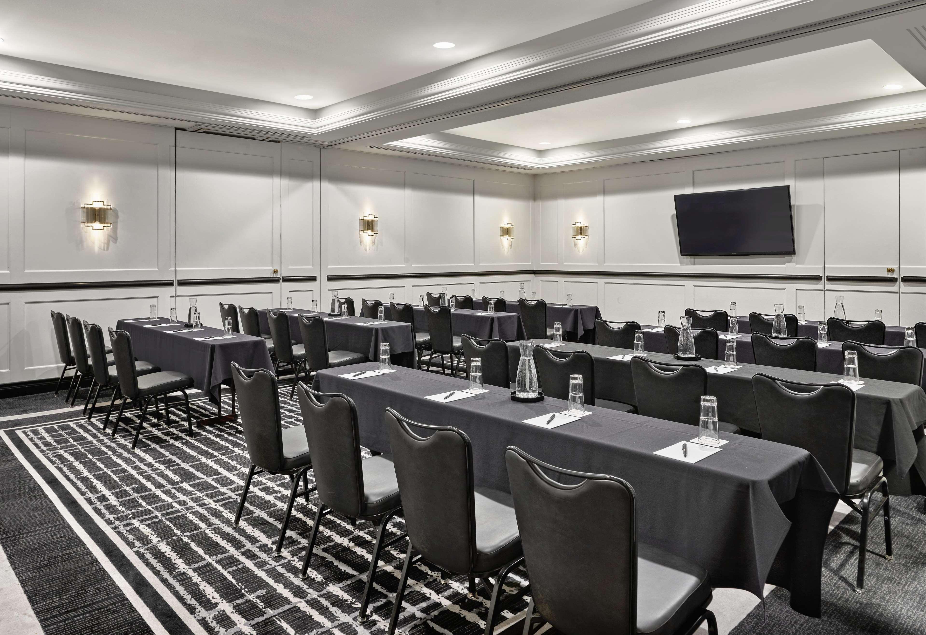 Vogue Downtown, Curio Collection By Hilton Montreal