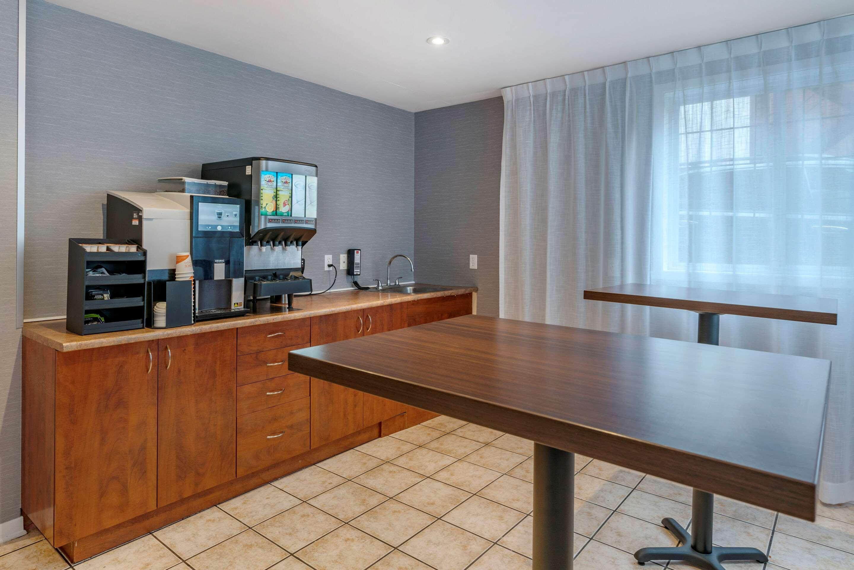 Econo Hotel 2*