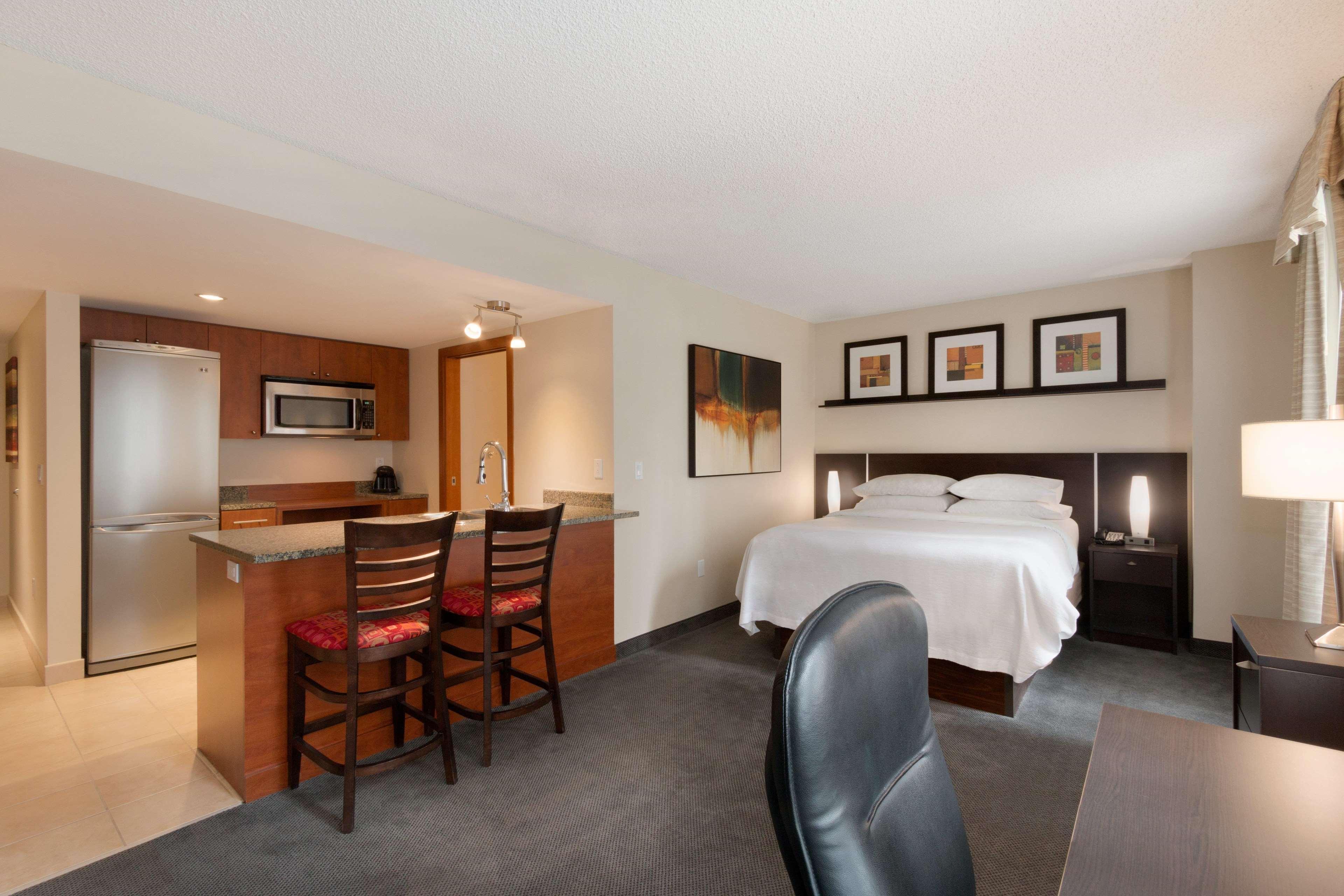 Hotel Embassy By Hilton - Montreal