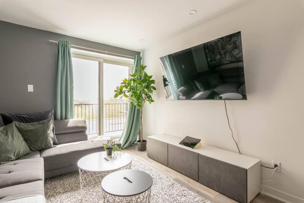 Apartment 3br Escape In Stylish At Anjou Montreal