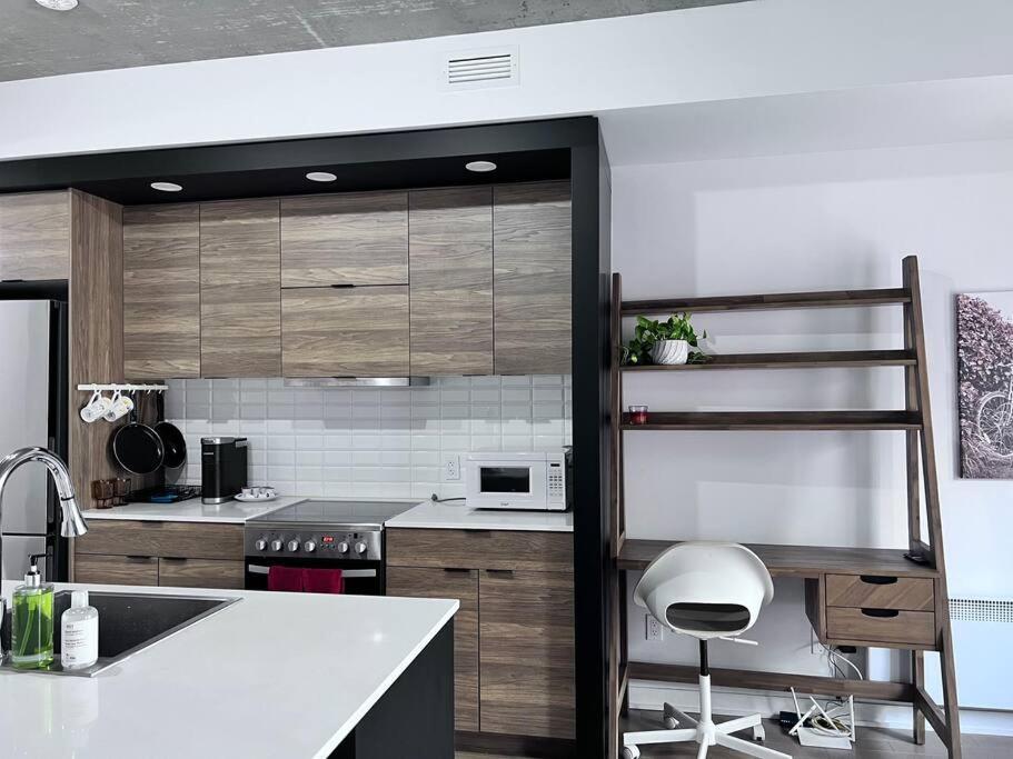 1 Min To Metro, New Condo, Lovely Cozy Studio Montreal