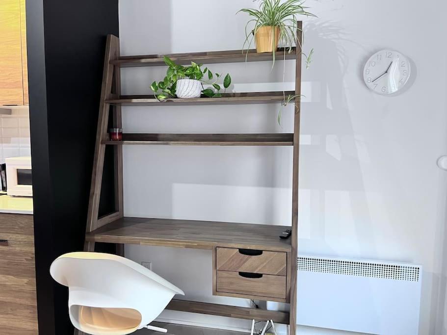 1 Min To Metro, New Condo, Lovely Cozy Studio Apartment *