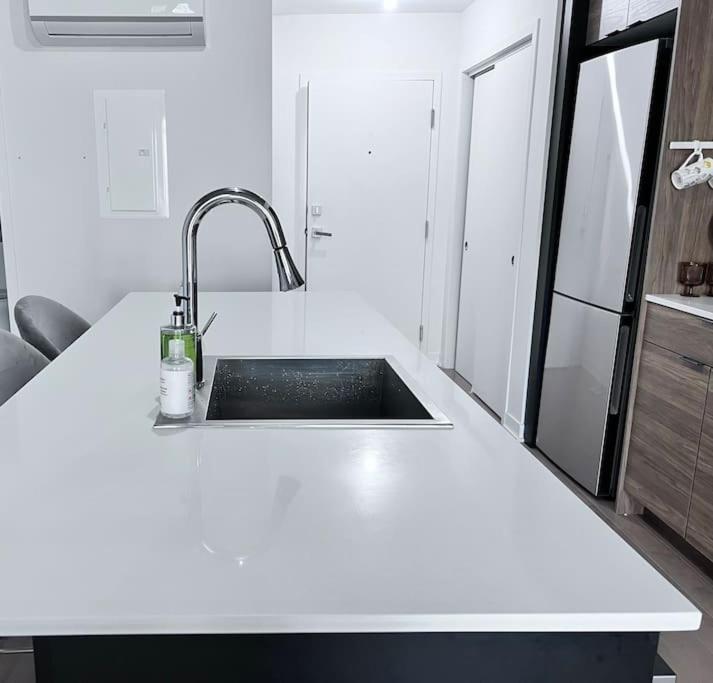 1 Min To Metro, New Condo, Lovely Cozy Studio Apartment