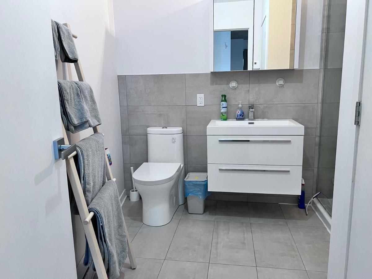 1 Min To Metro, New Condo, Lovely Cozy Studio Apartment Montreal
