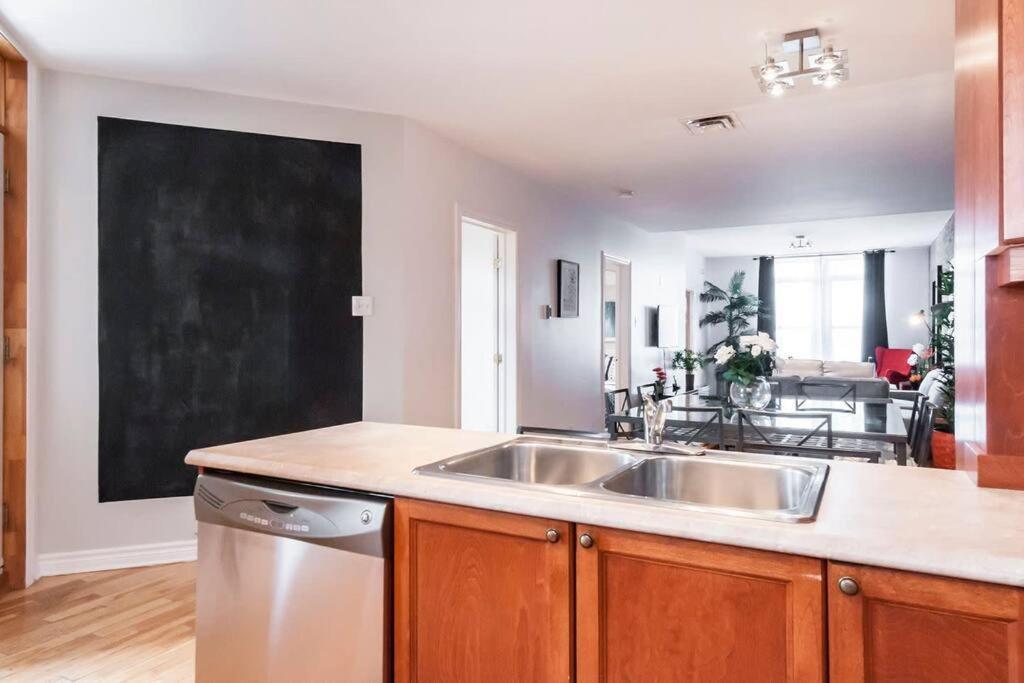 Le Metro Mont-royal By Homeinmontreal Apartment